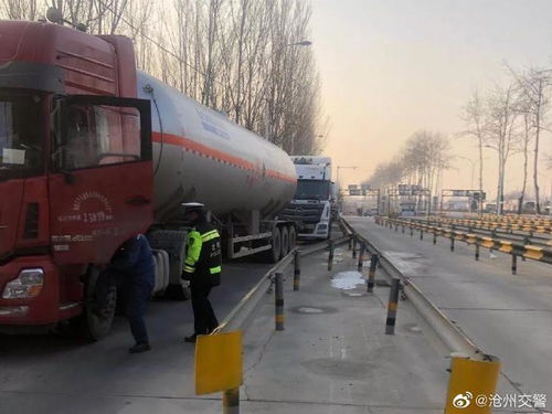 任丘交警強化客貨運車輛檢查，為春運道路安全暢通保駕護航